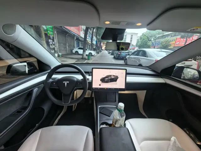 Tesla Model Y — Фото автомобиля 3