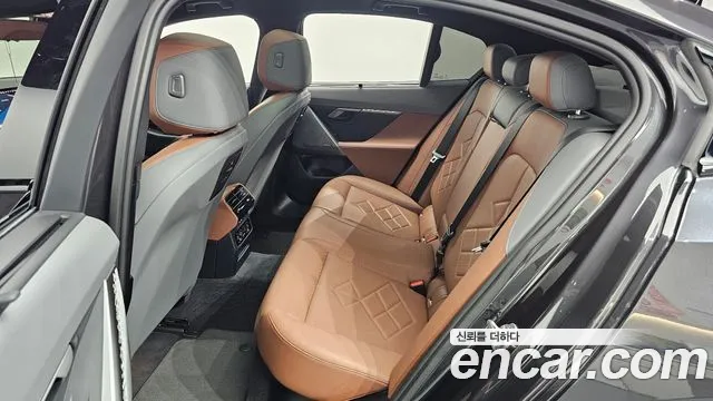 BMW i5 G60 — Фото автомобиля 12