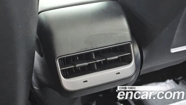 Tesla Model Y — Фото автомобиля 17