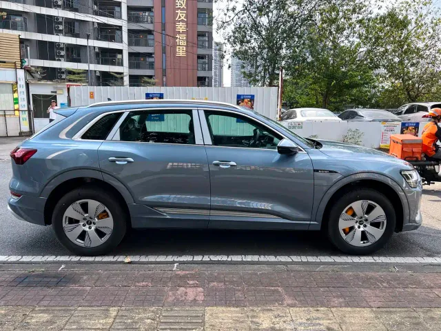Audi e-tron — Фото автомобиля 4