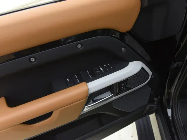 Land Rover Defender — Фото автомобиля 10