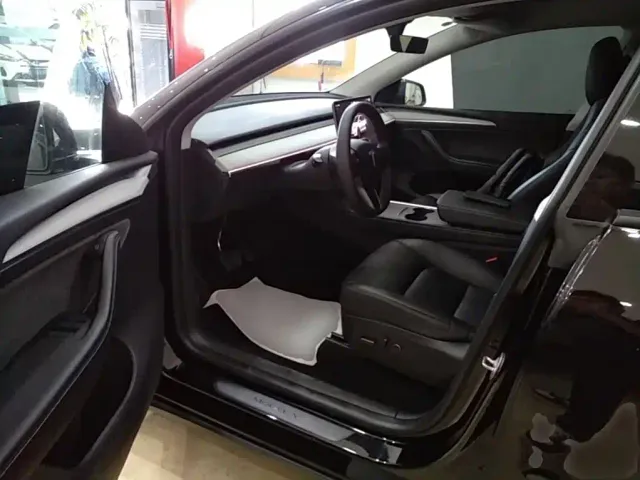 Tesla Model Y — Фото автомобиля 15
