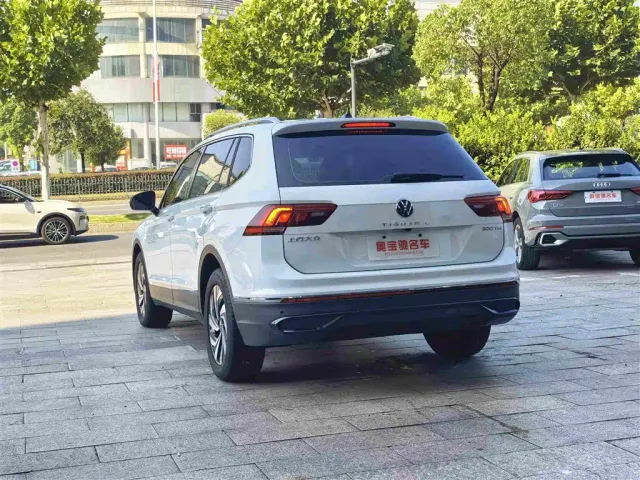 Volkswagen Tiguan L — Фото автомобиля 9