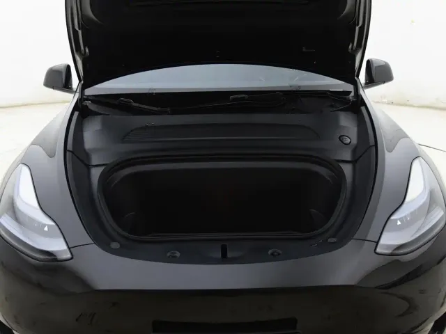 Tesla Model Y — Фото автомобиля 15