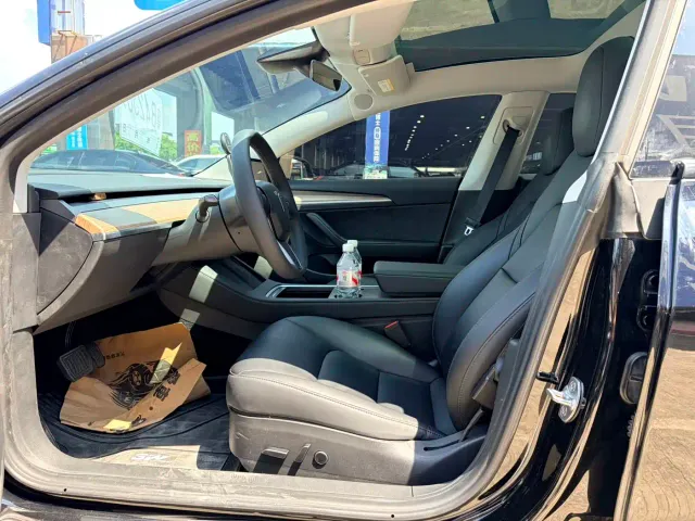 Tesla Model 3 — Фото автомобиля 11