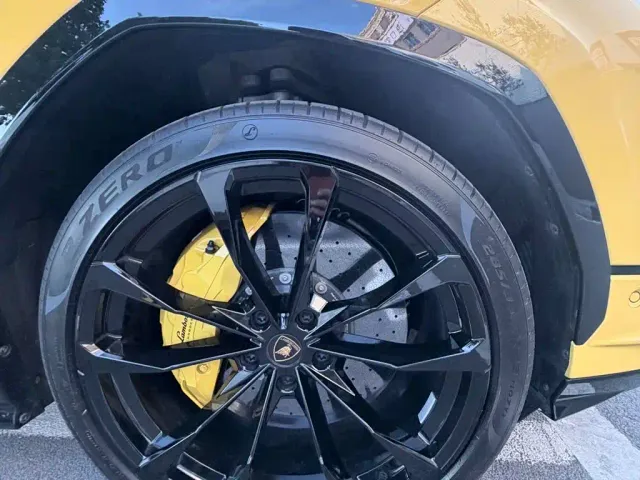 Lamborghini Urus — Фото автомобиля 4