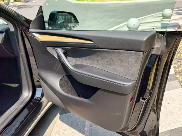 Tesla Model Y — Фото автомобиля 15