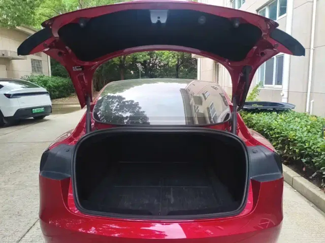 Tesla Model 3 — Фото автомобиля 14