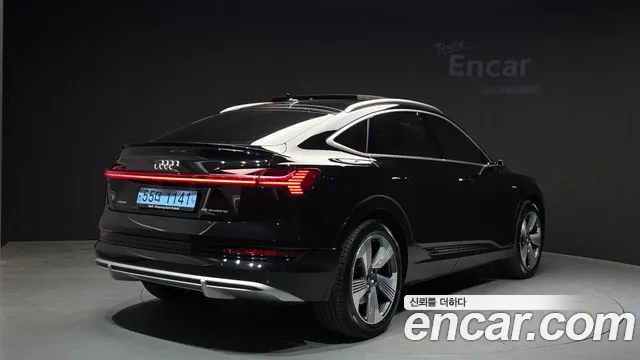 Audi e-tron — Фото автомобиля 2