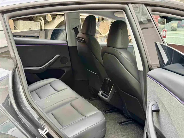Tesla Model 3 — Фото автомобиля 10
