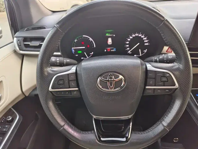 Toyota Sienna — Фото автомобиля 9