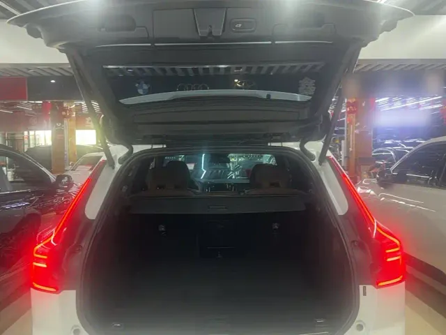 Volvo XC60 — Фото автомобиля 8