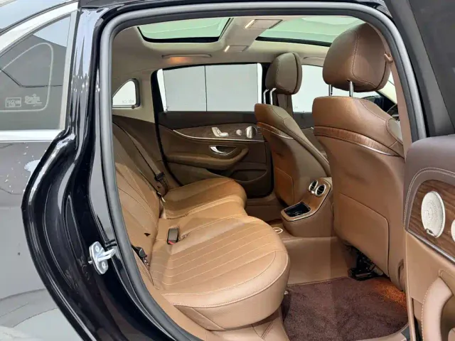 Mercedes-Benz E-Class — Фото автомобиля 20