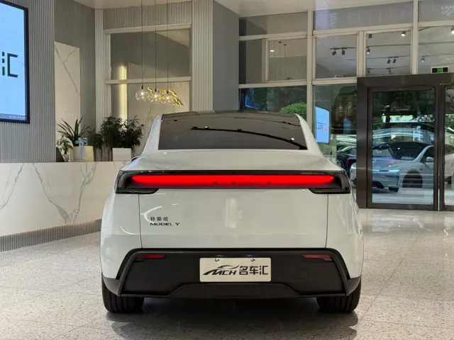 Tesla Model Y — Фото автомобиля 4