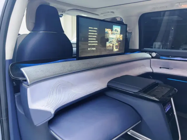 Lincoln Navigator One — Фото автомобиля 17