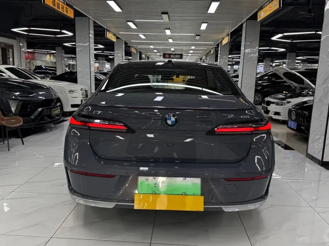 BMW i7 — Фото автомобиля 4