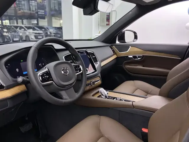 Volvo XC90 — Фото автомобиля 30
