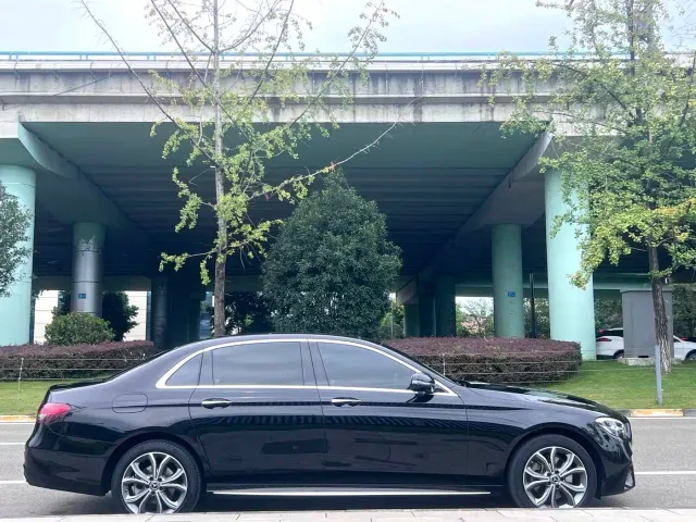 Mercedes-Benz E-Class — Фото автомобиля 2