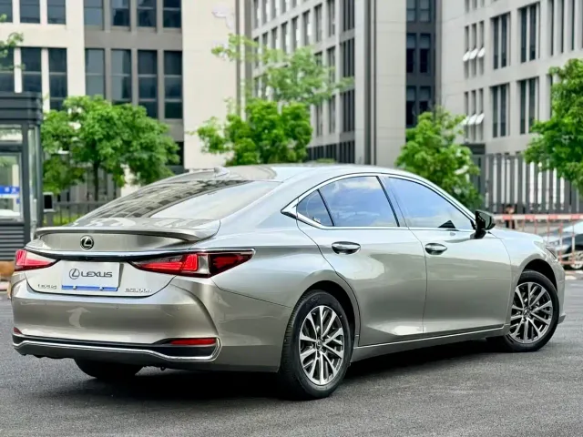 Lexus ES — Фото автомобиля 7