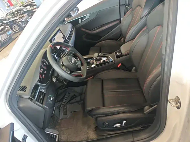 Audi A4L — Фото автомобиля 14