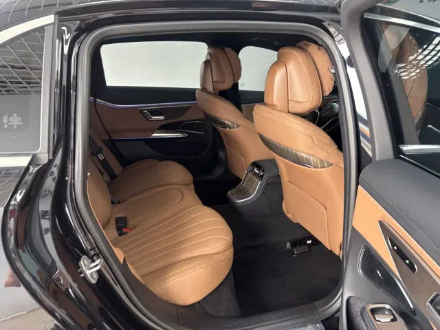 Mercedes-Benz E-Class — Фото автомобиля 23