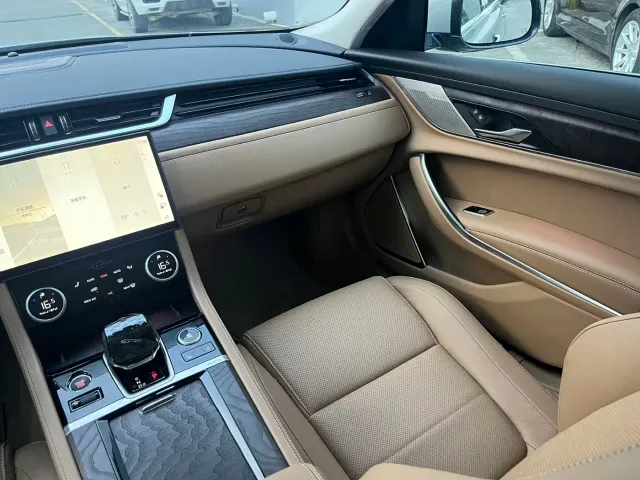 Jaguar XFL — Фото автомобиля 8