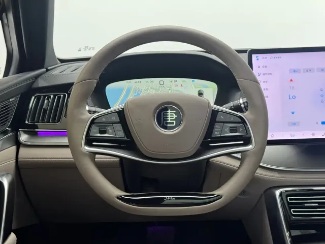 BYD Tang — Фото автомобиля 10