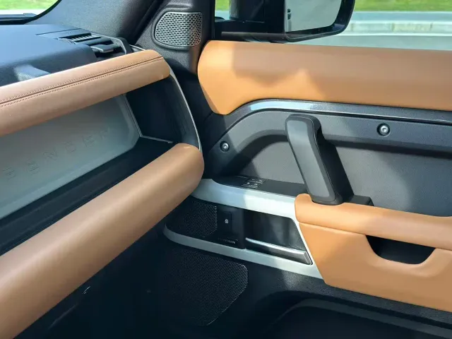 Land Rover Defender — Фото автомобиля 13
