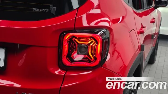 Jeep Renegade — Фото автомобиля 8