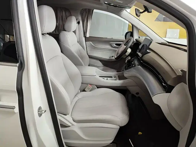 Roewe iMAX8 — Фото автомобиля 19