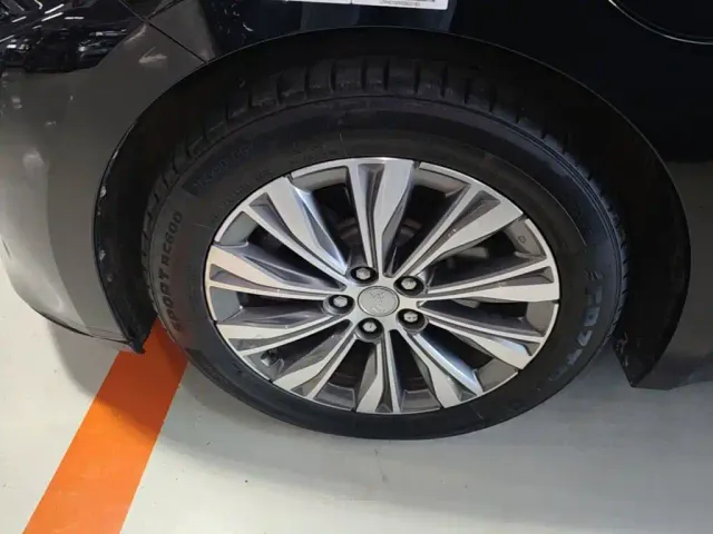 Hongqi E-QM5 — Фото автомобиля 22