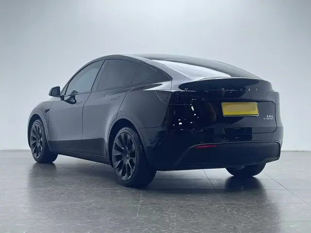 Tesla Model Y — Фото автомобиля 21