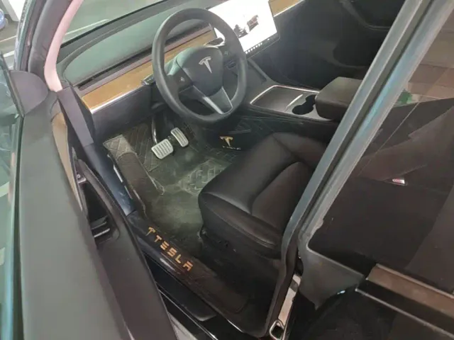 Tesla Model Y — Фото автомобиля 12
