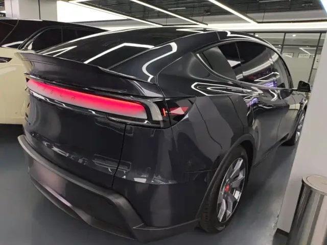 Tesla Model Y L — Фото автомобиля 6