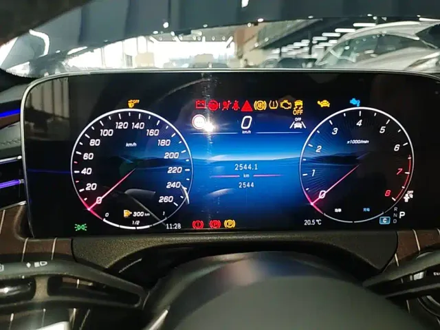 Mercedes-Benz E-Class — Фото автомобиля 11