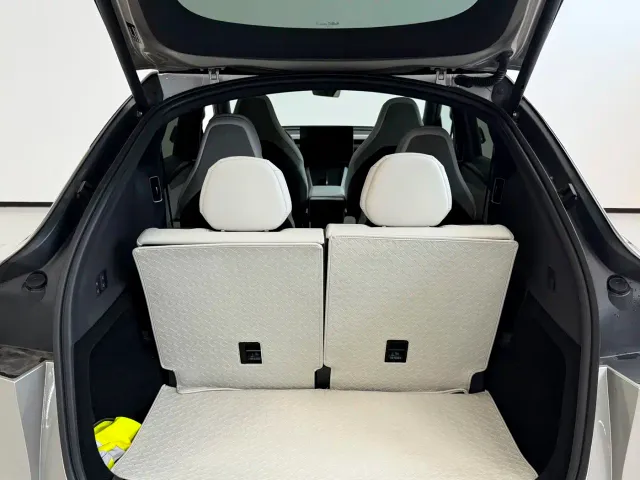 Tesla Model Y L — Фото автомобиля 13