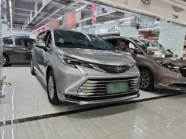 Toyota Sienna — Фото автомобиля 3