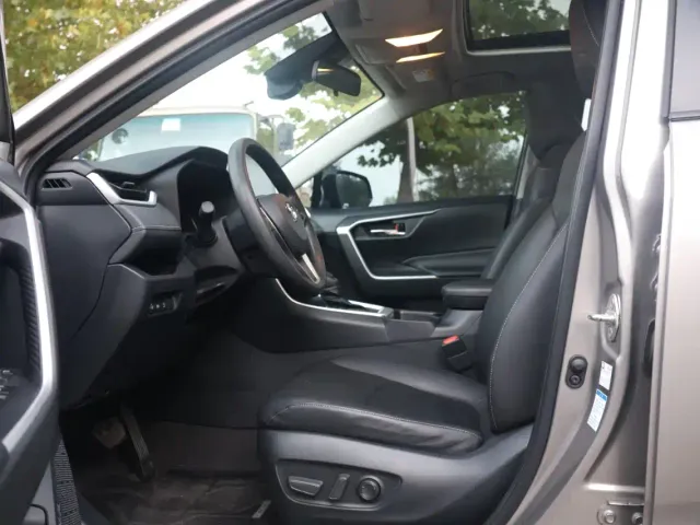 Toyota RAV4 — Фото автомобиля 8