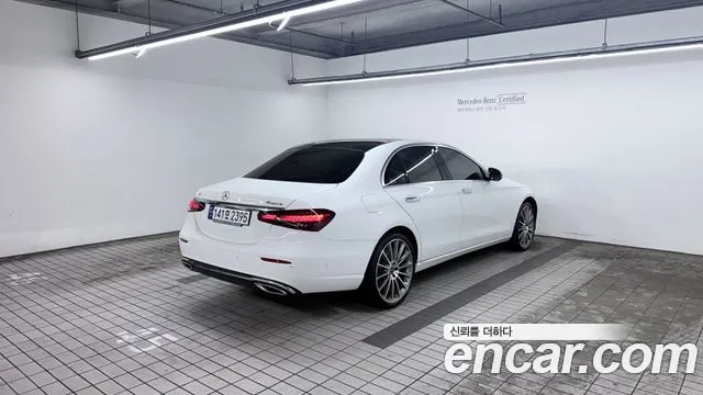 Mercedes-Benz E-Class — Фото автомобиля 2