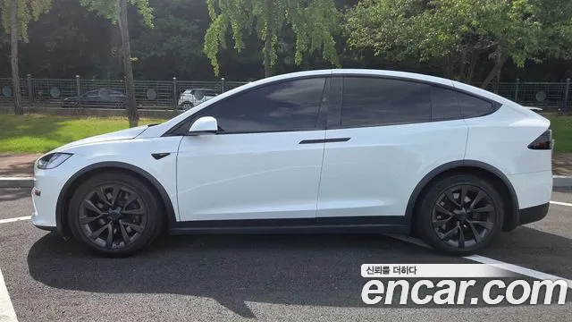 Tesla Model X — Фото автомобиля 12