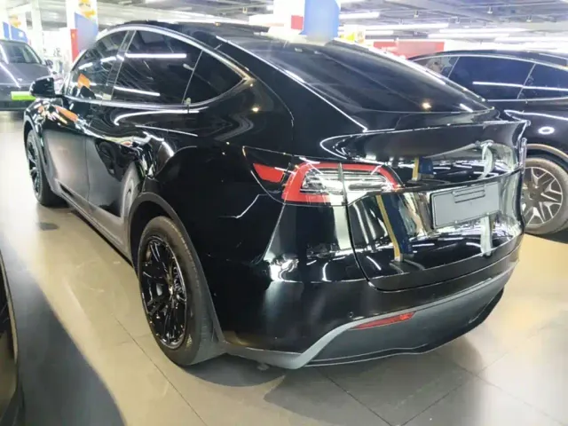 Tesla Model Y — Фото автомобиля 4