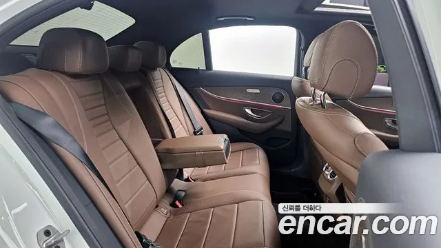 Mercedes-Benz E-Class — Фото автомобиля 12