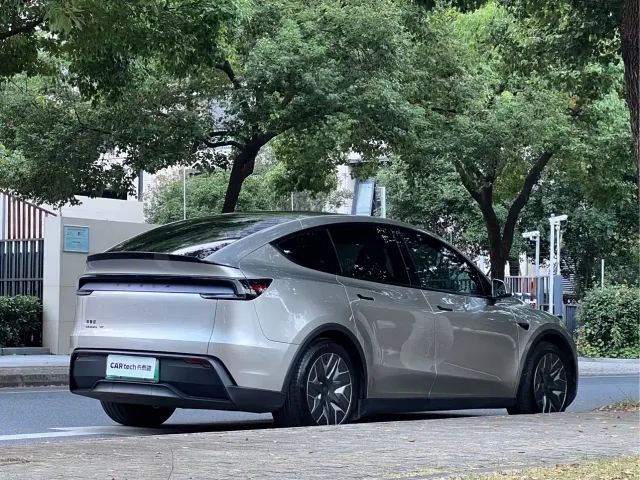 Tesla Model Y L 2025 Facelift Long Range AWD — Фото автомобиля 5
