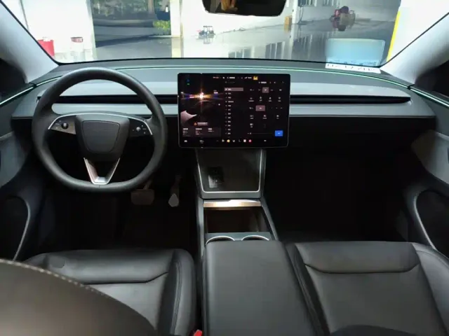 Tesla Model Y — Фото автомобиля 9