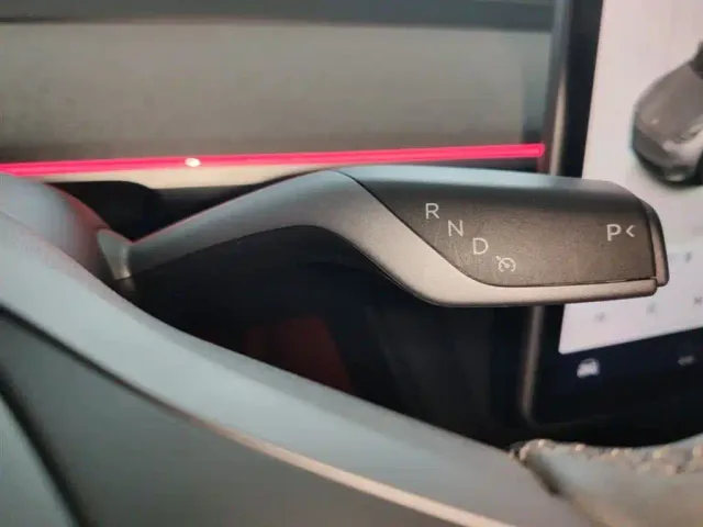 Tesla Model Y — Фото автомобиля 13