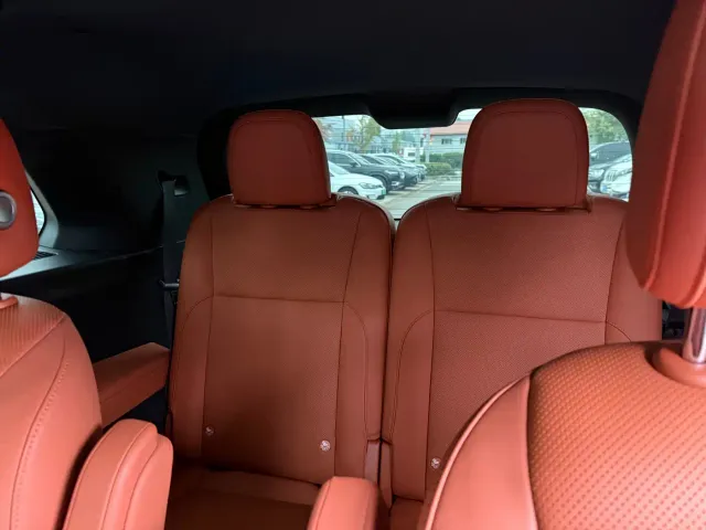 Li Auto L8 — Фото автомобиля 9