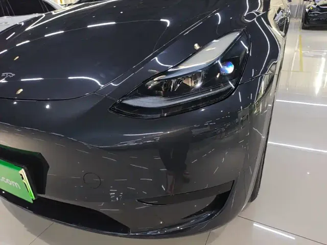 Tesla Model Y — Фото автомобиля 23