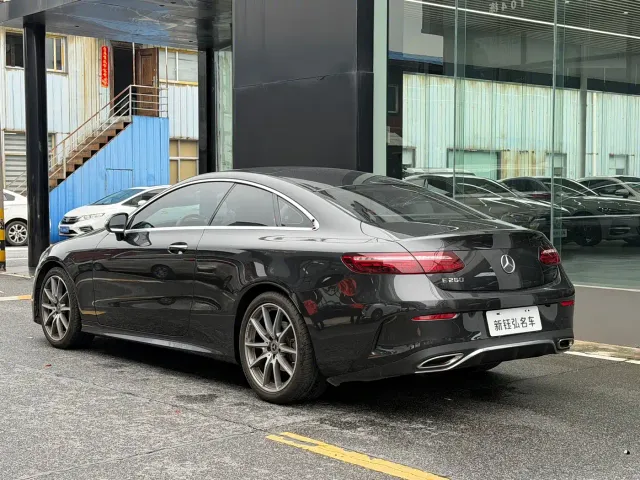 Mercedes-Benz E-Class — Фото автомобиля 5