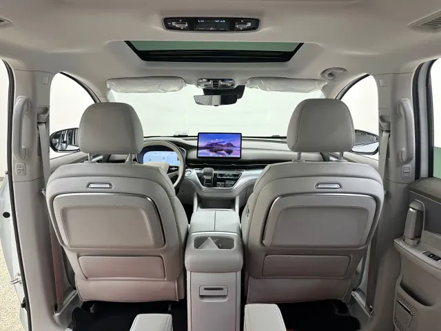 Roewe iMAX8 — Фото автомобиля 19