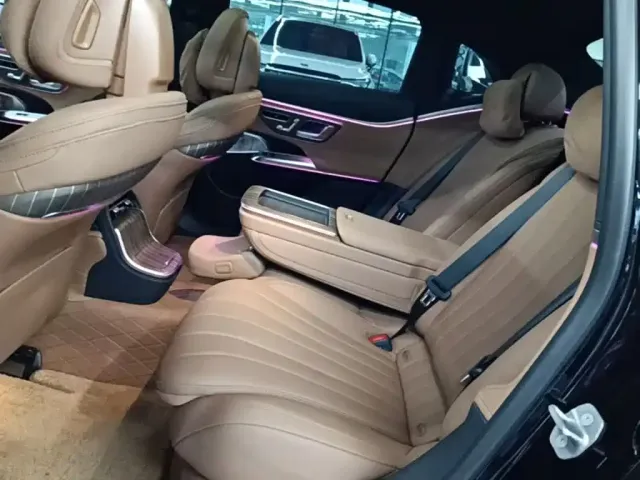 Mercedes-Benz E-Class — Фото автомобиля 16